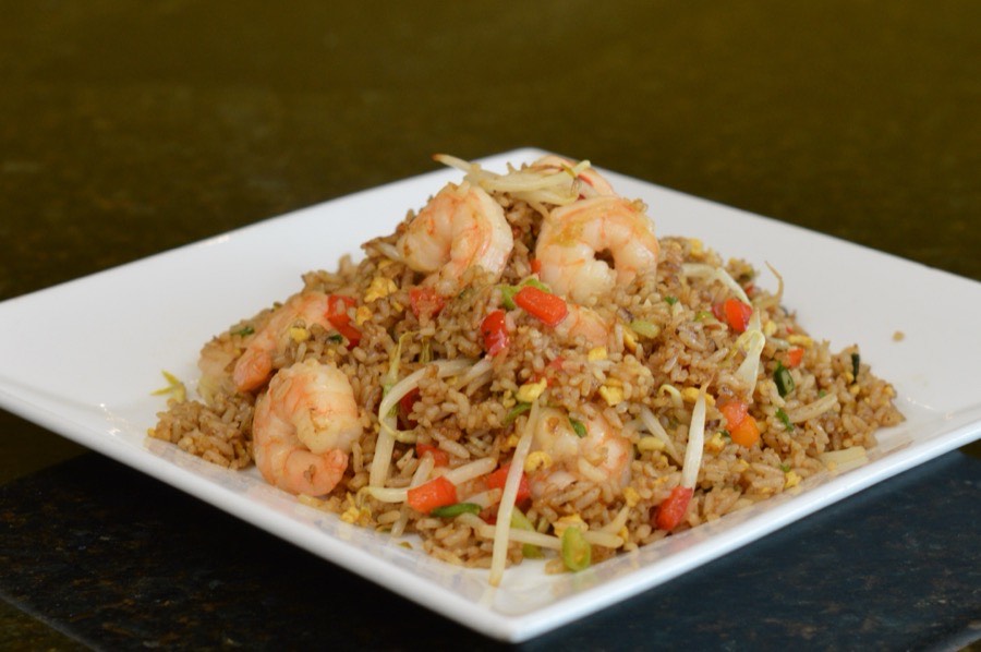 Chaufa de camarones salteado al wok